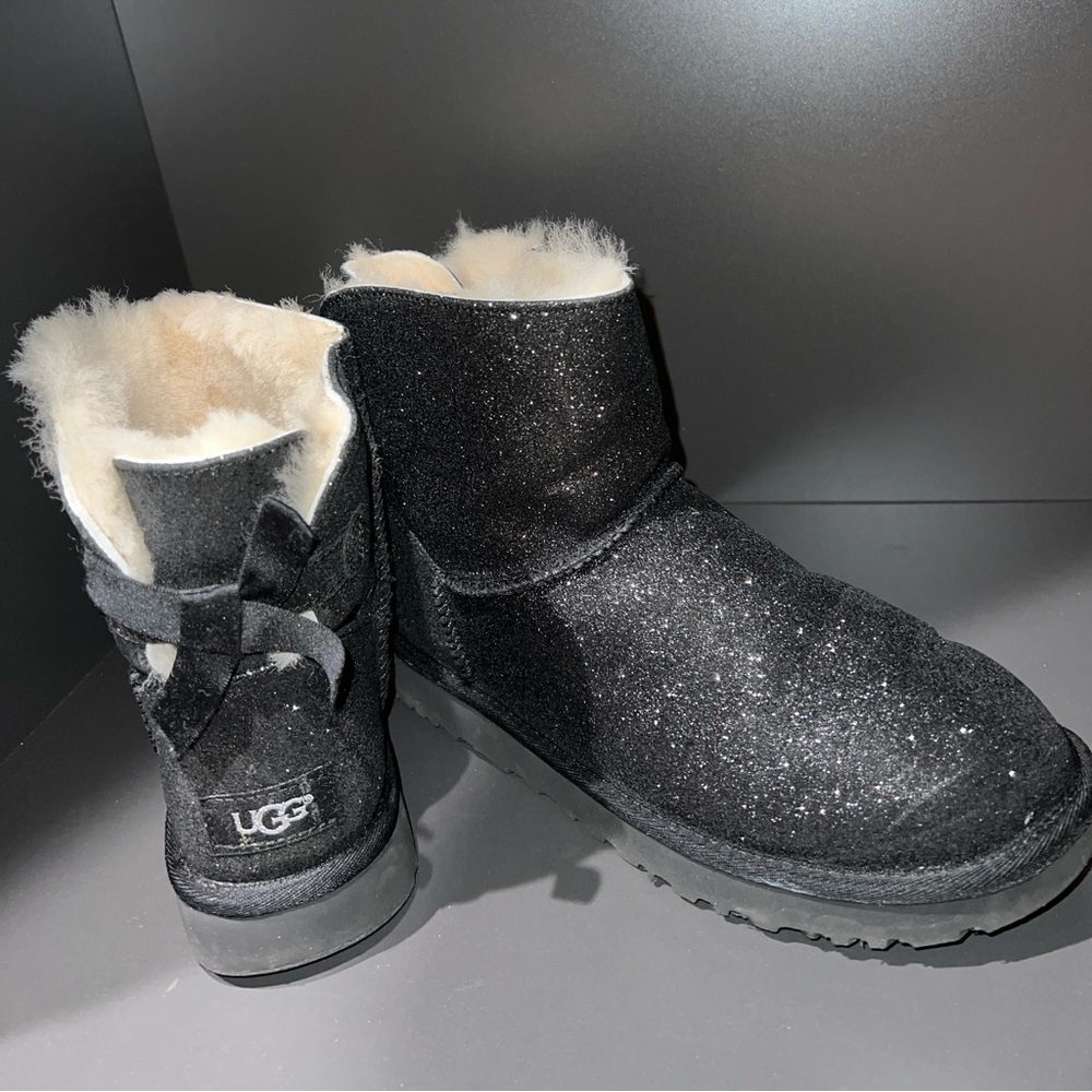 UGG boots, logo on heel. Bosch Glitter textile 1 decorative bow on the back.